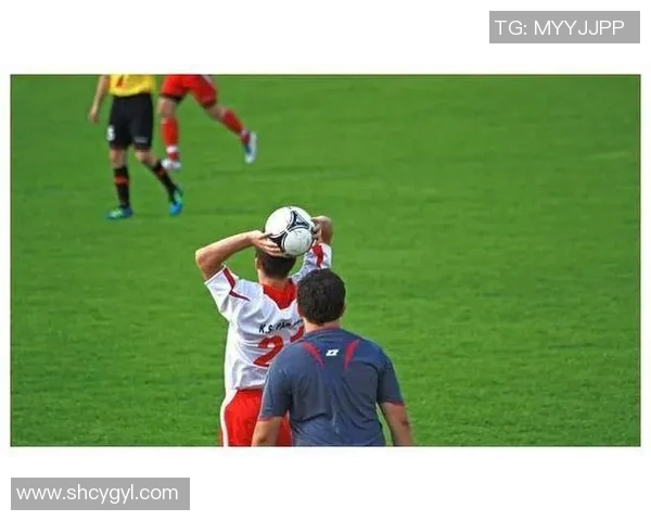 足球明星在球场上激烈冲突引发热议视频曝光引发球迷关注与讨论 足球明星在球场上激烈冲突引发热议视频曝光引发球迷关注与讨论