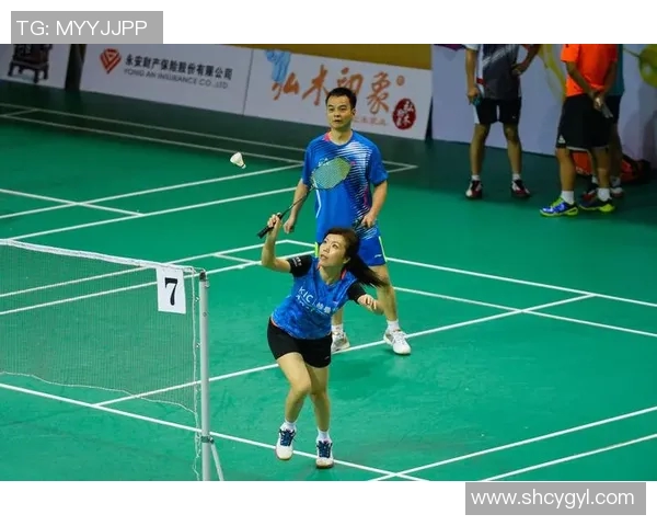 羽毛球战术解析：探讨上海羽毛球队的边路渗透策略与技巧